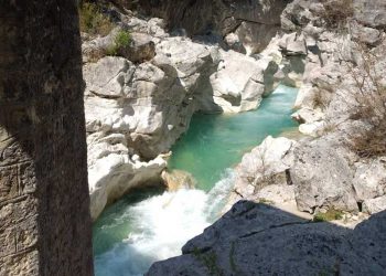 Σκαρφαλώνοντας στη “Σκάλα της Τζαβέλαινας”