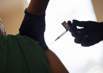 Πρόστιμο σε ανεμβολίαστους άνω των 60: Πώς και πότε βεβαιώνεται