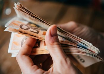 ΑΡΠΗ: Όταν οι εργοδότες «δίνουν»… το Δώρο Χριστουγέννων και μετά ζητούν να το πάρουν πίσω