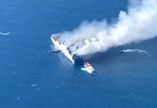Αίσιο τέλος για τους δύο εγκλωβισμένους στο φλεγόμενο πλοίο – Συνεχίζονται οι έρευνες
