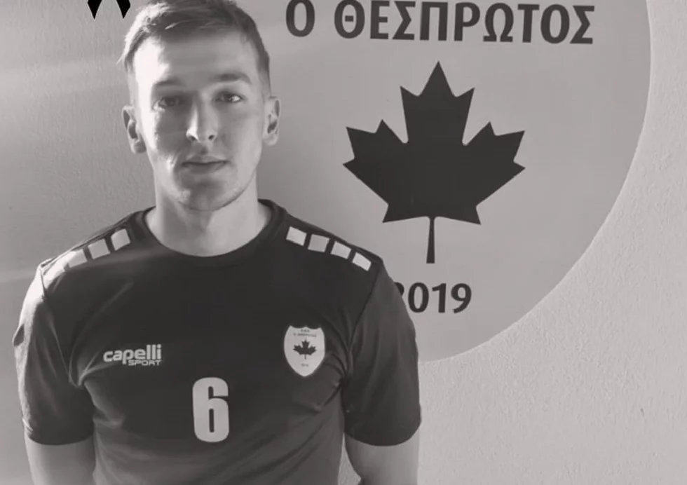 adamakis-black-white