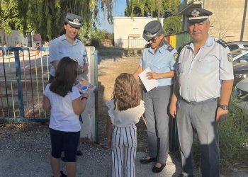 Ενημερωτικά φυλλάδια τροχαίας και σχολικά προγράμματα με σελιδοδείκτες διανεμήθηκαν από αστυνομικούς σε μαθητές και γονείς