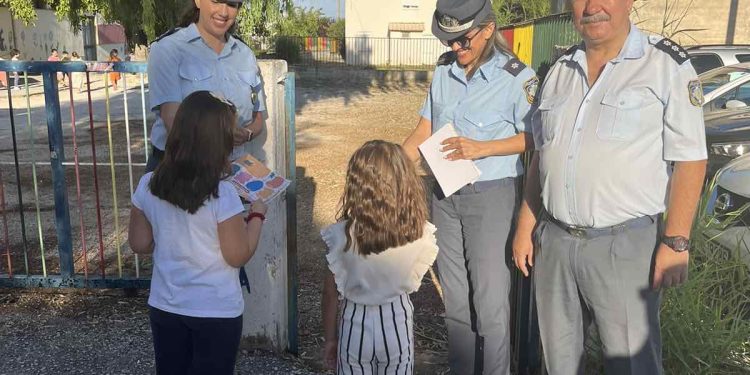 Ενημερωτικά φυλλάδια τροχαίας και σχολικά προγράμματα με σελιδοδείκτες διανεμήθηκαν από αστυνομικούς σε μαθητές και γονείς