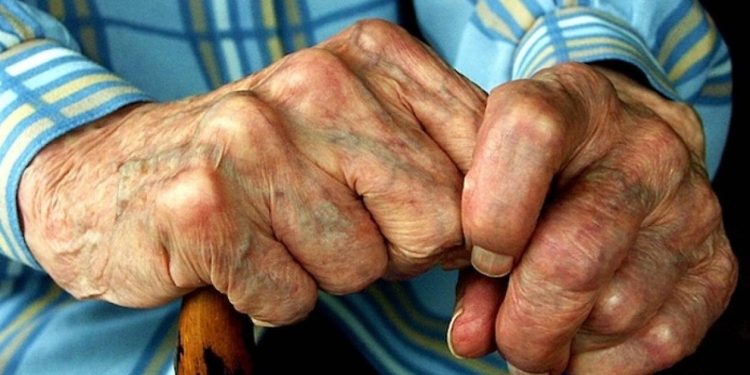 ilikiomenos-geros-pappoys-magkoyra-mpastoyni_252863_214336