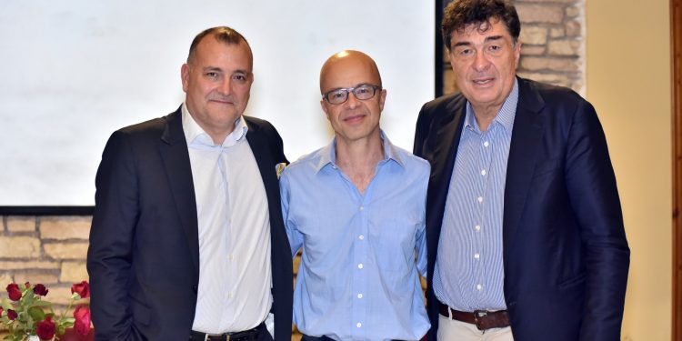 Ο Αλ. Παπαχελάς μίλησε για το βιβλίο του «Ένα σκοτεινό δωμάτιο, 1967-1974»