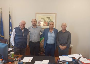 Επανυποβολή του αιτήματος για επίσημη ανακήρυξη της Παραμυθιάς ως Μαρτυρικής Πόλης Πραγματοποιήθηκε στις 24/10/2024 συνάντηση-σύσκεψη στο γραφείο του Δημάρχου Σουλίου Αθανασίου Ζ. Ντάνη, παρόντος του Προέδρου του Δ.Σ. Θωμά Οικονόμου, με τη συμμετοχή των επιτίμων καθηγητών Πανεπιστημίου, ιστορικών και συγγραφέων, του συμπατριώτη μας κ. Παναγιώτη Χρ. Τσαμάτου και του κ. Αθανασίου Ε. Γκότοβου. Θέμα της σύσκεψης ήταν η επανεκτίμηση-επικαιροποίηση και επανυποβολή στην αρμόδια Επιτροπή του άρθρου 18 παρ. 5 Ν.2503/1997 του αιτήματος της επίσημης και τυπικής ανακήρυξης της Παραμυθιάς ως μαρτυρικής πόλης με έκδοση πλέον του σχετικού προβλεφθέντος Προεδρικού Διατάγματος. Μετά από γόνιμο διάλογο και ανταλλαγή χρήσιμων απόψεων, αξιολογήθηκε η ανάγκη και υποχρέωση ιδίως σε αυτή τη χρονική συγκυρία, της επανυποβολής του δίκαιου αλλά και ιστορικά και εθνικά επιβαλλόμενου αιτήματος-δικαιώματος, για την ανακήρυξη της Παραμυθιάς και de jure ως μαρτυρικής πόλης. Αποφασίστηκε ο σχηματισμός και η αποστολή πληρέστερου φακέλου προς την επιτροπή, με επιπλέον και επιπρόσθετη νομική θεμελίωση και ιστορική τεκμηρίωση του διαχρονικά και πάντα επίκαιρου αιτήματος-δικαιώματος με κοινή συνισταμένη την έμφαση εκτός των άλλων και στη λεπτή και ευαίσθητη εθνική και πατριωτική, τοπική αλλά και υπερτοπική σημασία και διάσταση του θέματος. Ο Δήμαρχος και η Δημοτική Αρχή ευχαριστούν θερμά για την προθυμία, την άψογη συνεργασία και τη θετική συμβολή στην προώθηση του ανωτέρω επιτακτικού αιτήματος τους κ. καθηγητές Παναγιώτη Χρ. Τσαμάτο και Αθανάσιο Ε. Γκότοβο και ήδη δρομολογήθηκε η διαδικασία για την επανυποβολή και υποστήριξη του ιστορικά επιβεβλημένου αιτήματος-δικαιώματος με τελικό σκοπό την ευόδωσή του και τελεσφόρησή του.