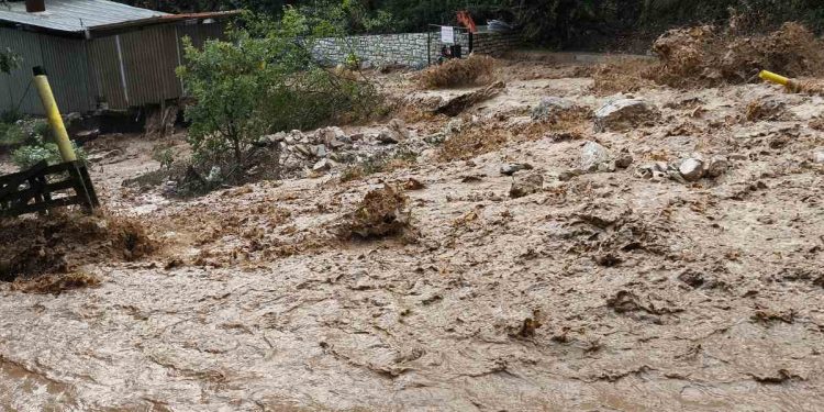 Μάχη με τα λασπόνερα στη Λωρίδα Σαγιάδας