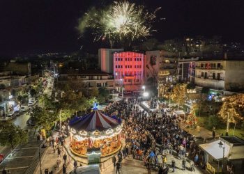 Λαμπερή έναρξη των εορταστικών εκδηλώσεων στην Πλατεία Δημαρχείου