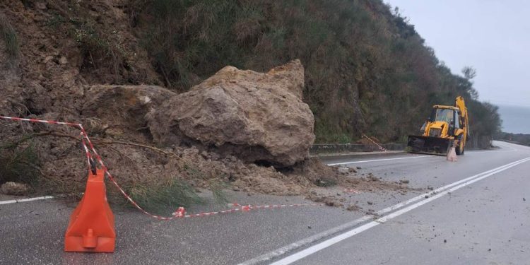 Σοβαρή κατολίσθηση στην Εθνική Οδό Ηγουμενίτσας – Μαυροματίου
