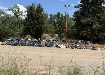«Παράνομη χωματερή» δίπλα σε γήπεδα και τουριστικές επιχειρήσεις;